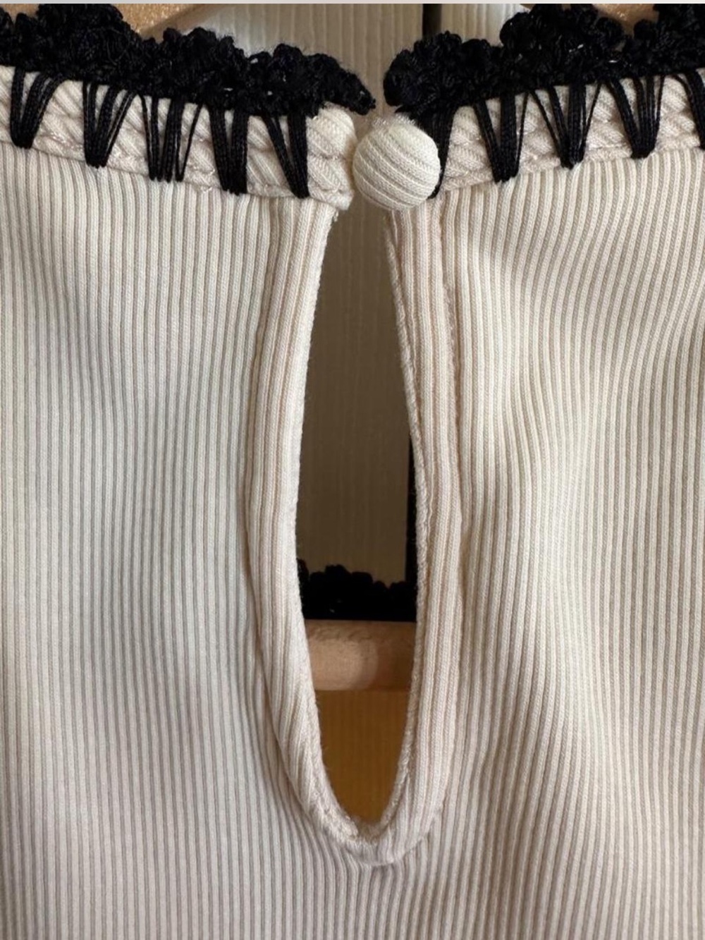 Cinq à Sept Ivory Rib Knit Shell Top Black Crochet Trim Quiet Luxury XS - Picture 4 of 8